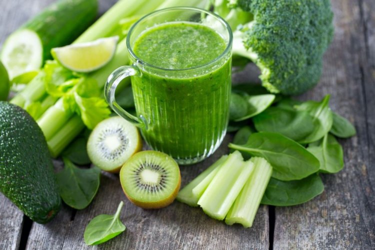Batido de pepino, aguacate, apio y kiwi