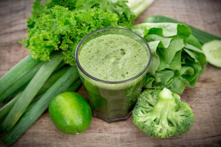 Batido de brócoli, lima y pepinos
