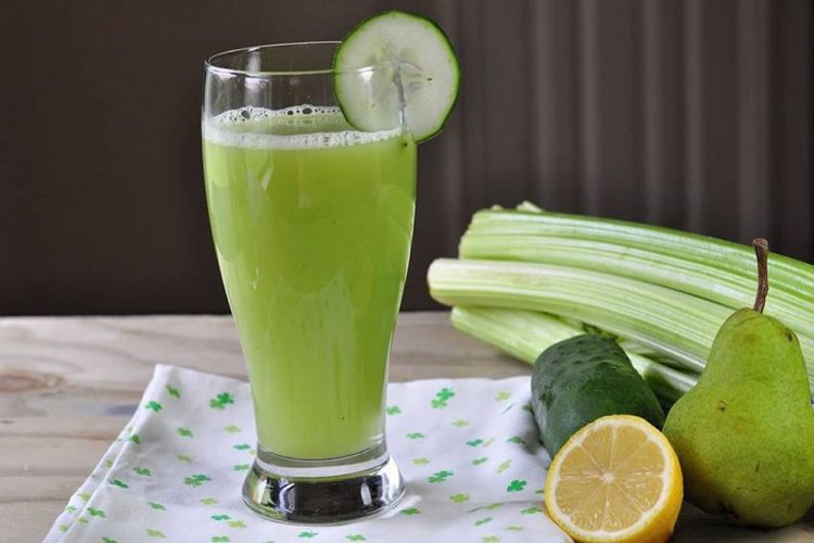 Batido de pepino con pera, apio y limón