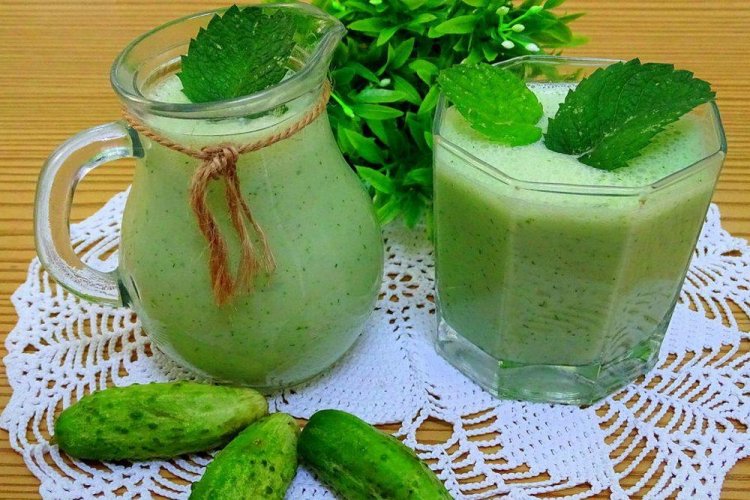 Batido de pepino, melisa y kéfir