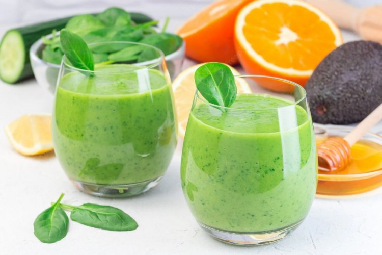 Batido de pepino, aguacate y zumo de naranja