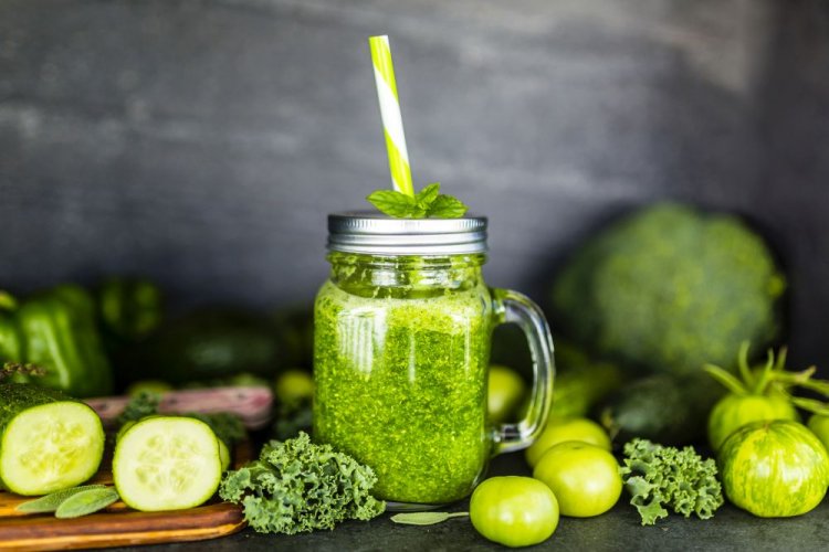 Batido de col rizada, pepino y pimiento morrón