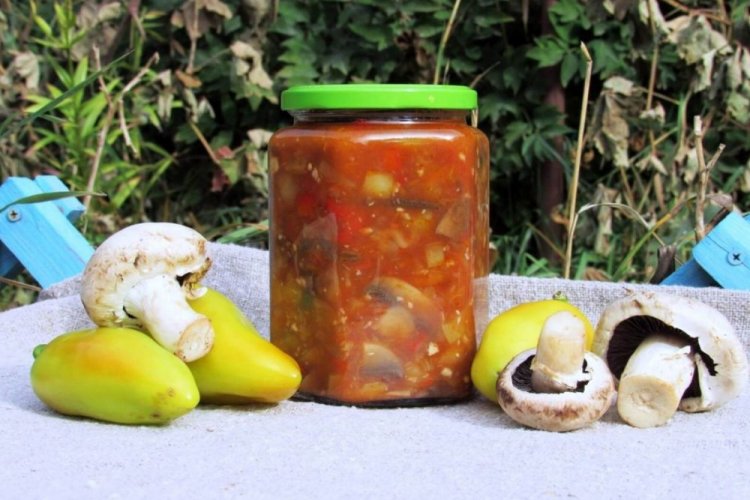 Lecho with Bell Peppers, Mushrooms, and Fresh Tomatoes