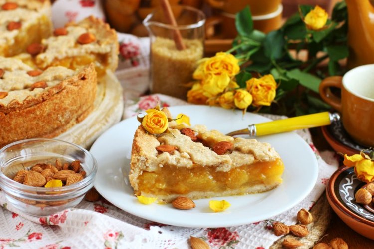 Tarta cerrada de masa quebrada con albaricoques