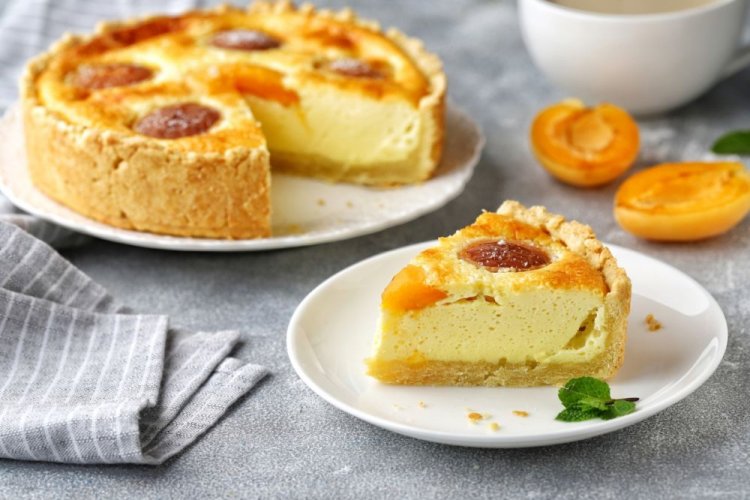 Tarta de albaricoque con relleno de requesón
