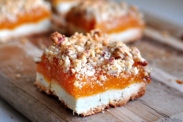 Tarta rallada de albaricoque y nueces