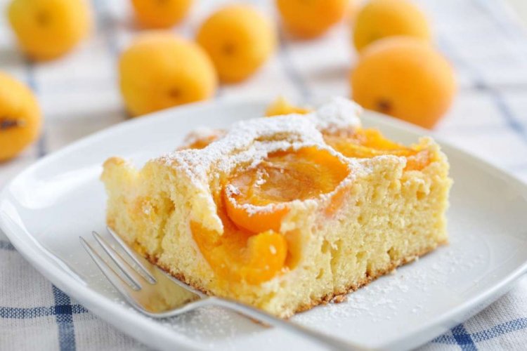 Tarta suave de albaricoque con nata
