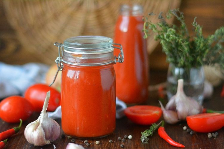 Tomato Juice with Garlic and Hot Pepper