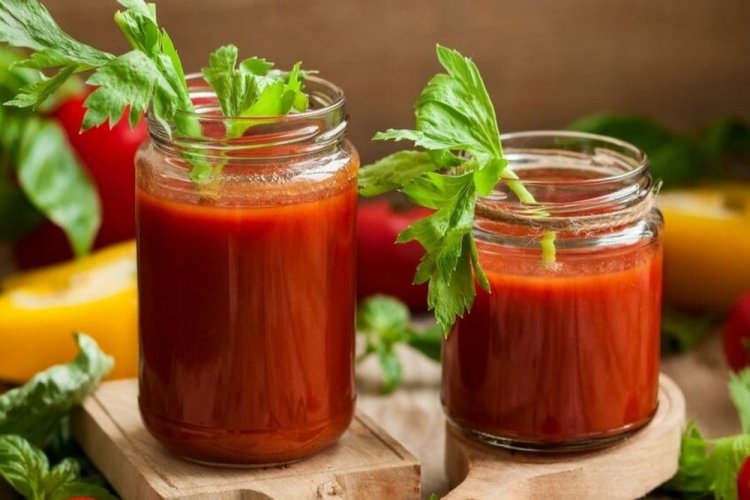 Tomato Juice with Cloves and Garlic