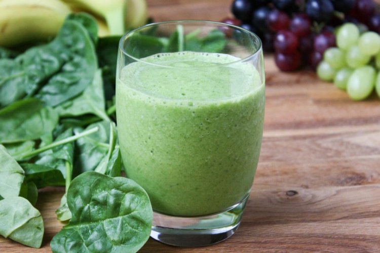 Grüner Smoothie mit Spinat und Kefir