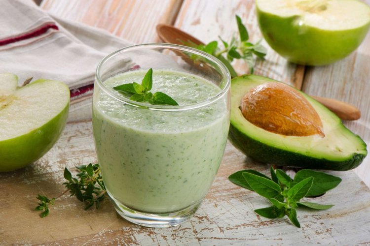 Smoothie aus Avocado, grünem Apfel, Minze und Kefir