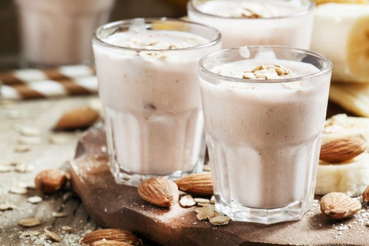 Smoothie mit Nüssen, Haferflocken und Kefir