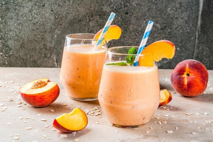 Pfirsich-Smoothie mit Honig und Kefir