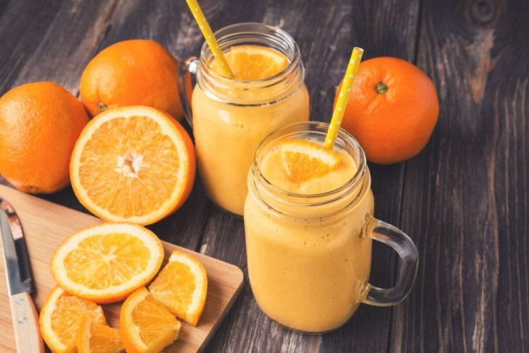 Orangen-Smoothie mit Kefir und Honig