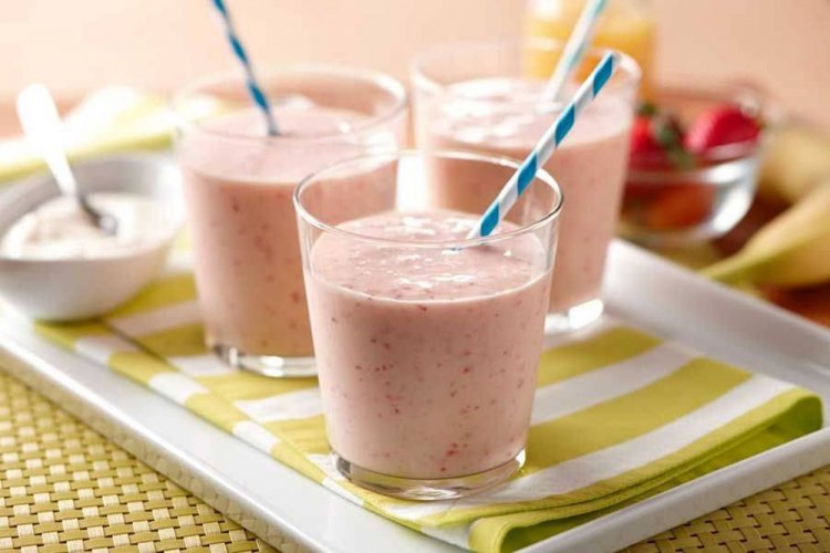 Smoothie aus Erdbeeren, Bananen und Kefir