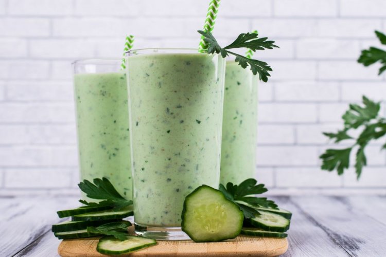 Smoothie aus Gurke und Petersilie mit Kefir