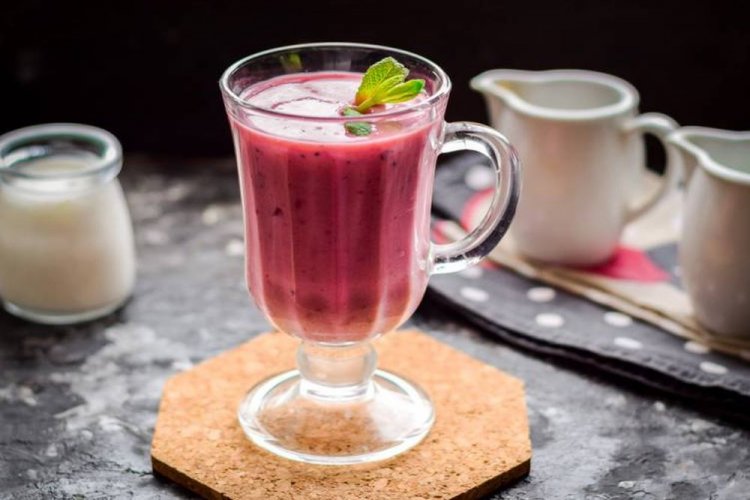 Beeren-Smoothie mit Kefir und Honig