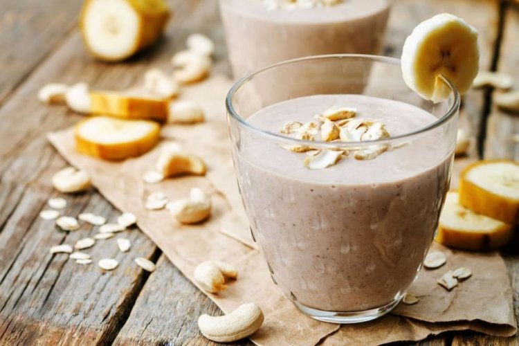 Bananen-Smoothie mit Haferflocken, Cashews und Kefir