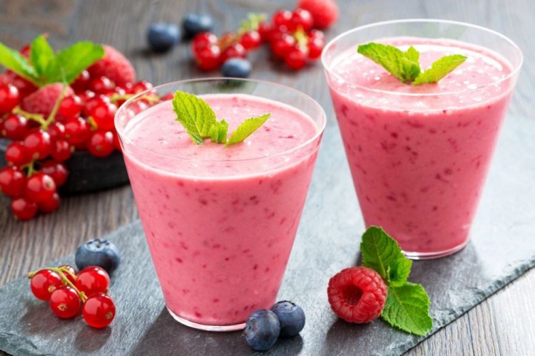 Smoothie aus Erdbeeren, Johannisbeeren, Himbeeren und Heidelbeeren mit Kefir