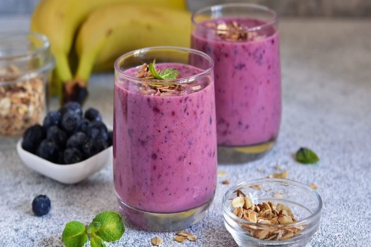 Smoothie aus Bananen und Heidelbeeren mit Kefir