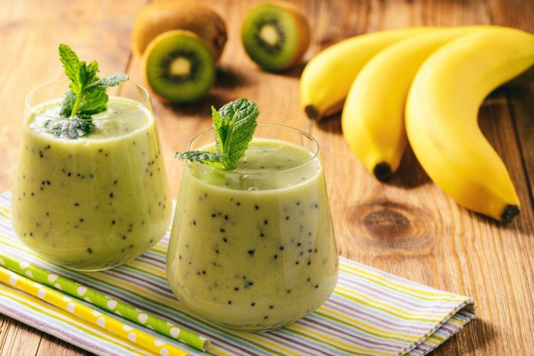 Smoothie aus Bananen und Kiwi mit Kefir