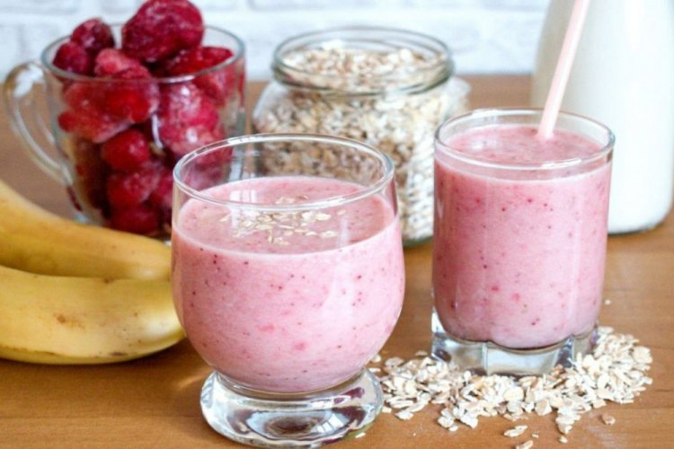 Smoothie aus Bananen, Haferflocken und gefrorenen Erdbeeren