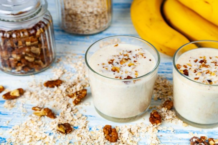 Bananen-Smoothie mit Walnüssen und Haferflocken