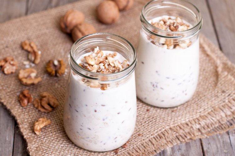 Smoothie aus Joghurt, Haferflocken und Walnüssen