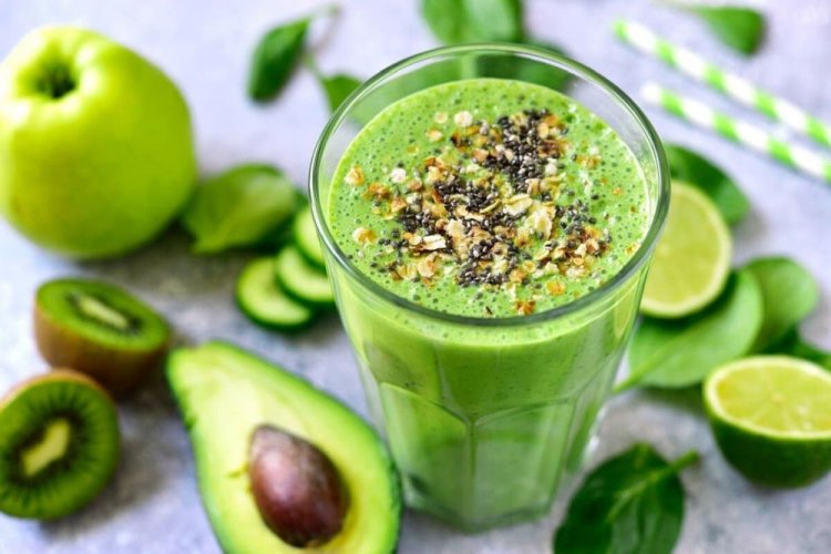 Grüner Smoothie mit Apfel, Kiwi, Avocado und Haferflocken