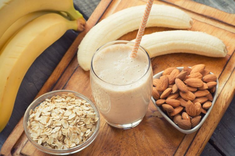 Smoothie mit Banane, Haferflocken und Mandelmilch