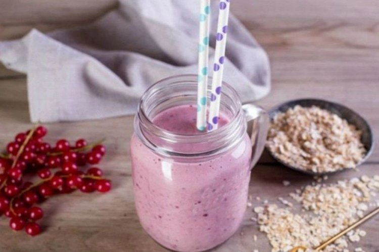 Milch-Smoothie mit roten Johannisbeeren und Haferflocken