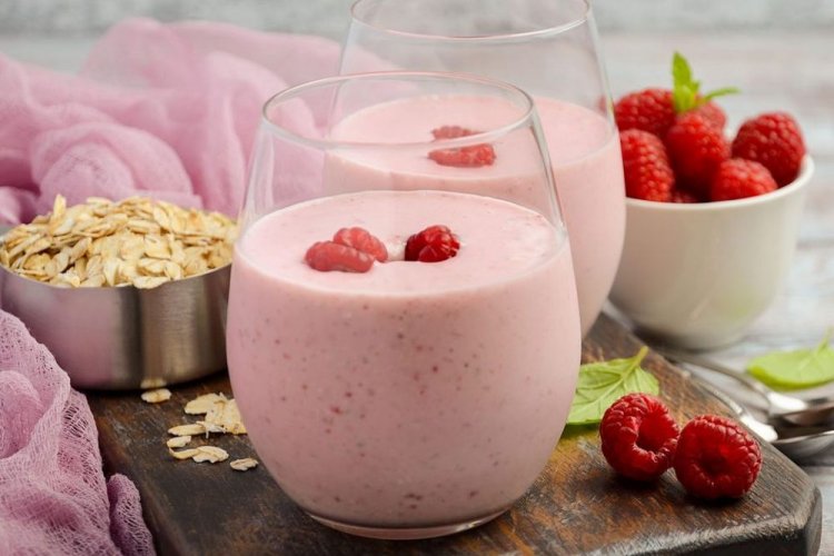 Erdbeer-Himbeer-Smoothie mit Haferflocken