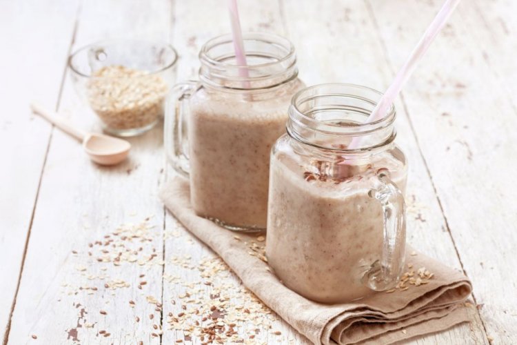 Milch-Smoothie mit Haferflocken und Leinsamen