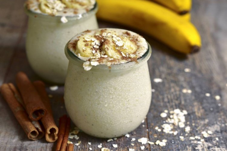 Smoothie aus Bananen mit Haferflocken und Zimt