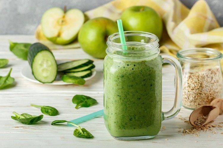 Smoothie aus grünem Apfel mit Gurke und Haferflocken