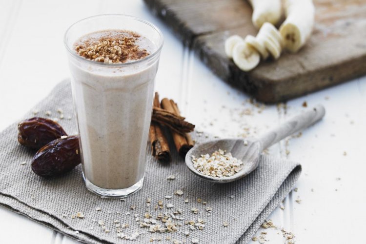 Smoothie mit Datteln, Haferflocken und Banane