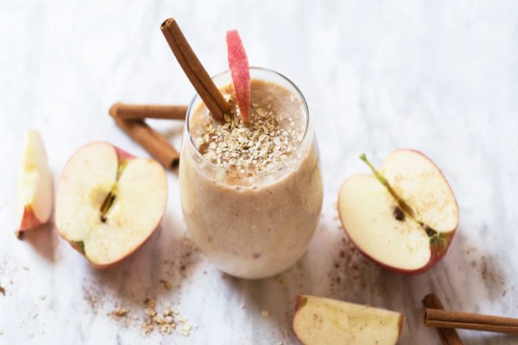 Smoothie aus Äpfeln, Kefir und Haferflocken