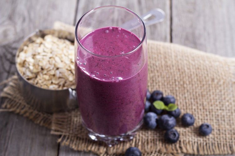 Heidelbeer-Smoothie mit Haferflocken und Sojamilch
