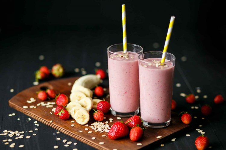 Smoothie aus Bananen, Erdbeeren, Haferflocken und Kokosmilch