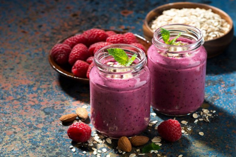 Himbeer-Smoothie mit Mandelmilch und Haferflocken