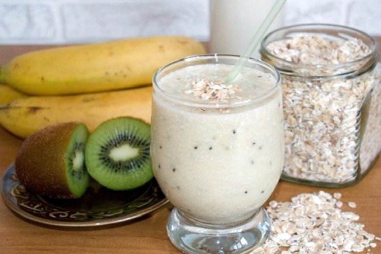 Smoothie aus Bananen, Kiwi und Haferflocken