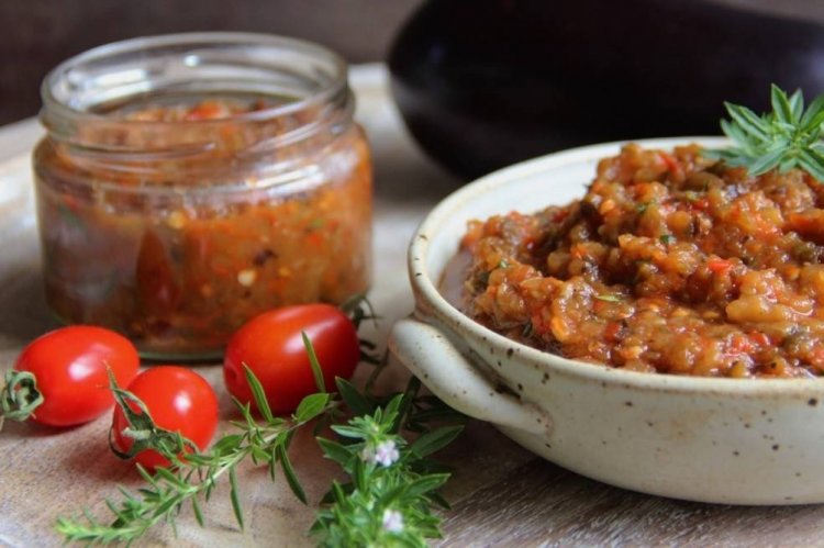 Caviar de berenjena con ajo y tomates frescos