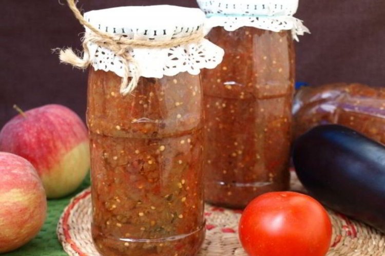 Caviar de berenjena con manzanas para el invierno