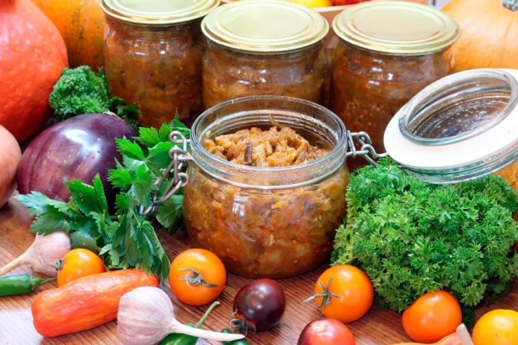 Caviar de berenjena con calabaza, tomates y pimiento picante