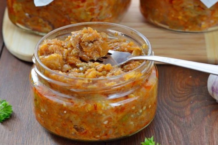 Caviar de berenjena con trozos de cebolla dulce