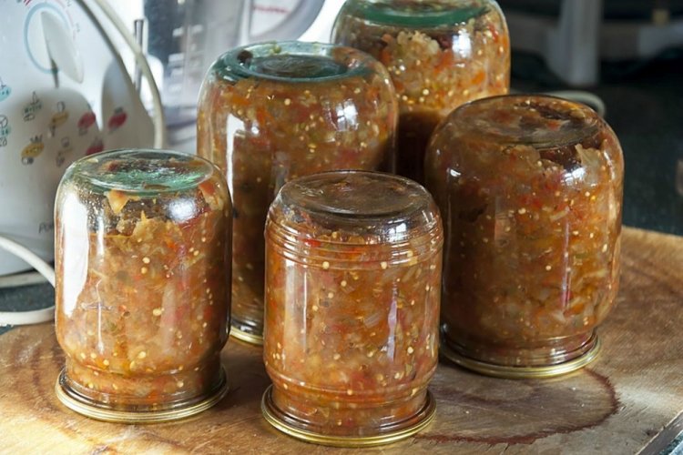 Caviar de berenjena con zumo de tomate para el invierno