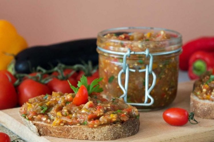 Caviar de berenjena con pimiento morrón, tomates y perejil