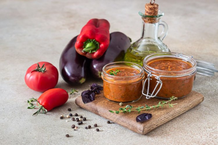 Caviar de berenjena con tomates, pimiento dulce y albahaca