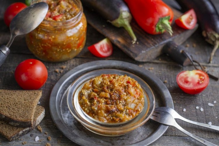 Caviar de berenjena con pimiento morrón y tomates