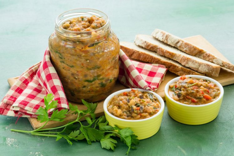Caviar de berenjena pasado por la picadora de carne